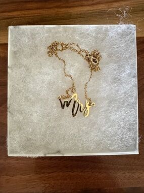Gold 'Mrs' Script Pendant Necklace - Women Jewelry